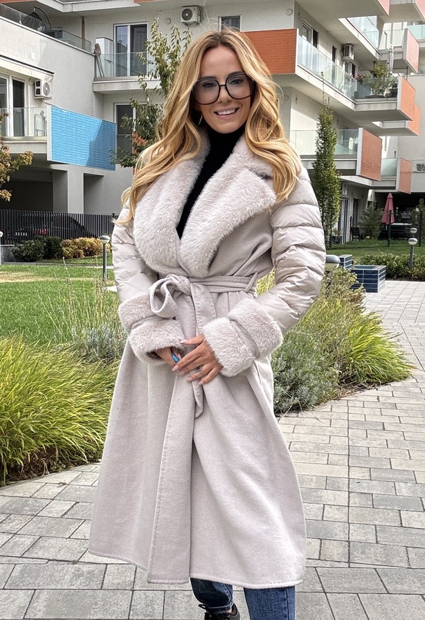 Beatrix kabát beige – Hosszított női télikabát szőrmegallérral, steppelt ujjal és megkötős övvel – Innova Fashion